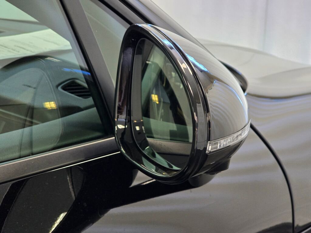 Certified 2025 Porsche Macan image 37