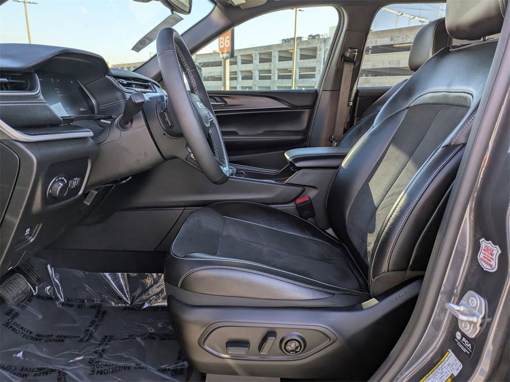 Used 2024 Jeep Grand Cherokee L Laredo image 24