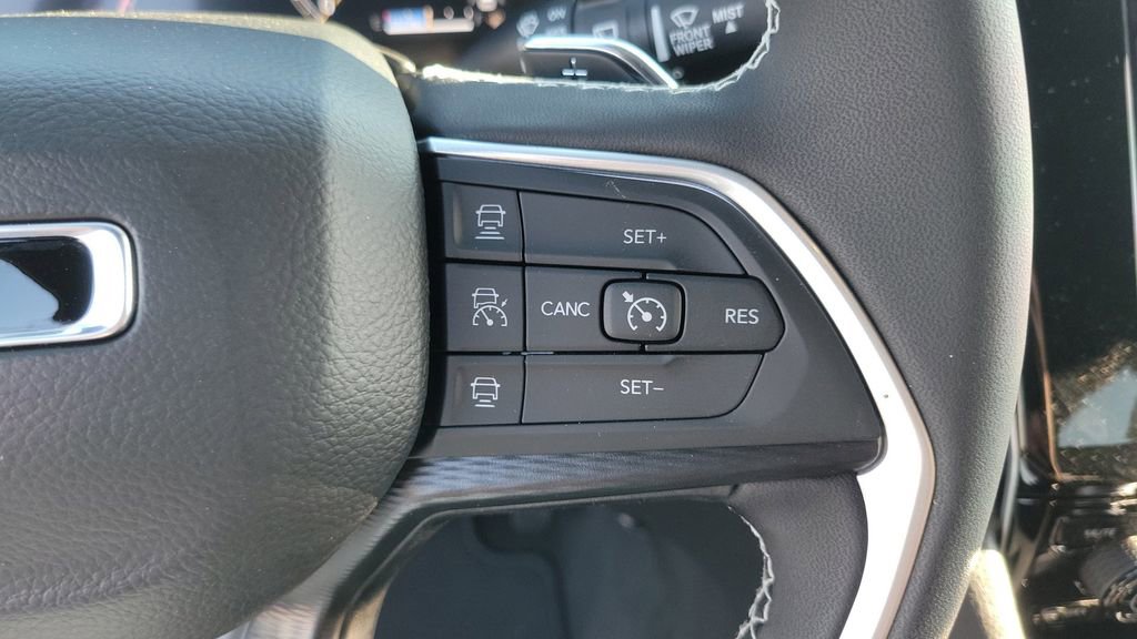 Used 2025 Jeep Grand Cherokee Laredo image 23