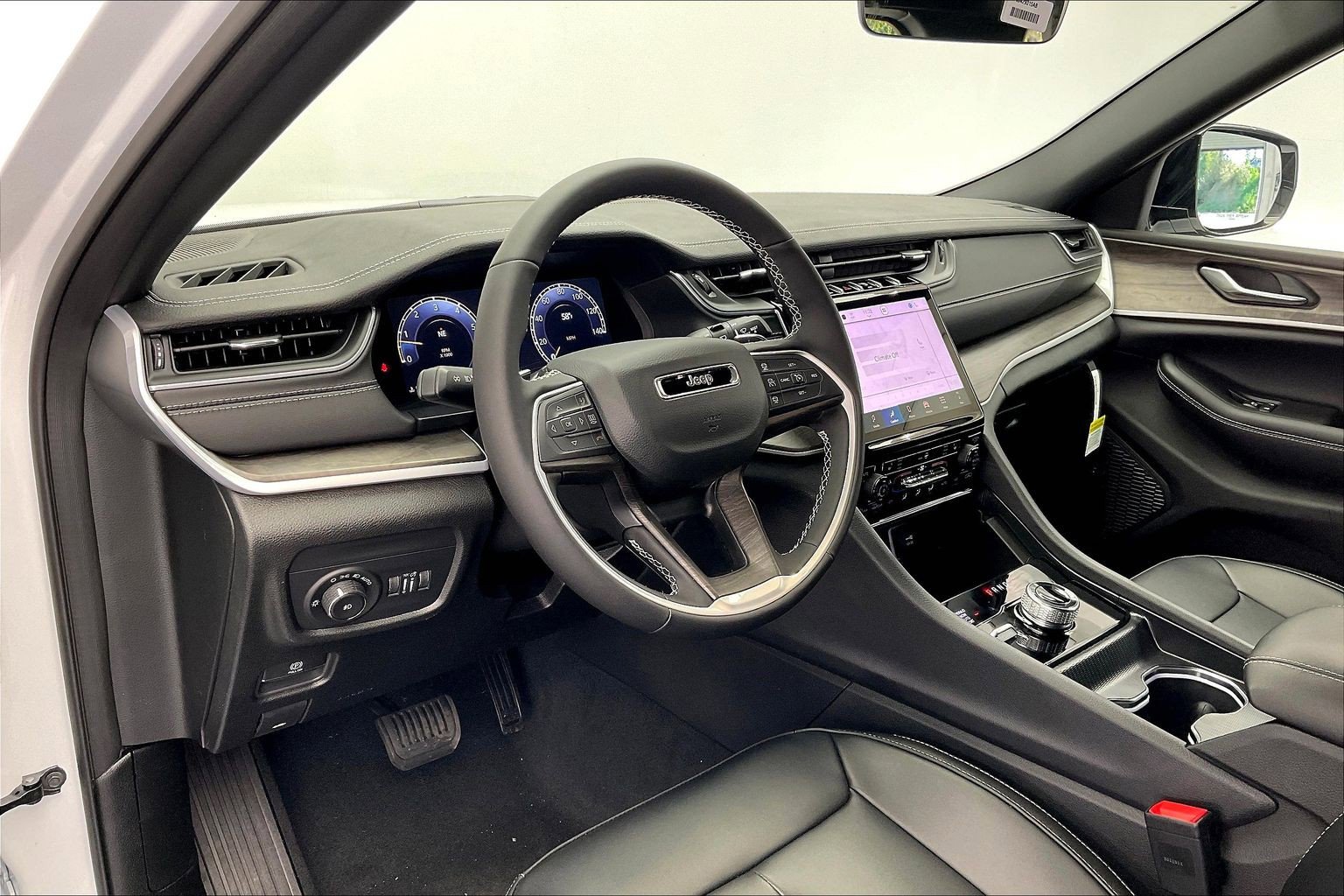 New 2025 Jeep Grand Cherokee Limited w/ Black Appearance Package AWD/4WD image 4