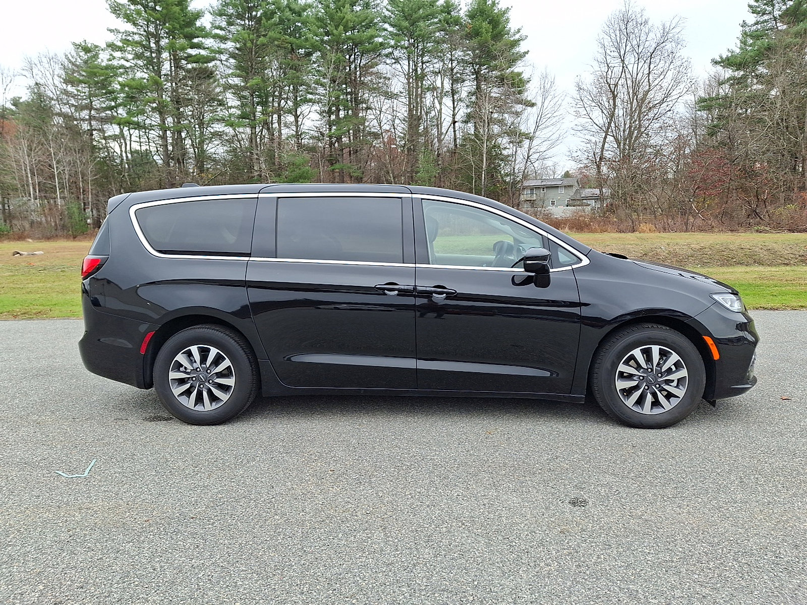 Used 2024 Chrysler Pacifica Select image 12