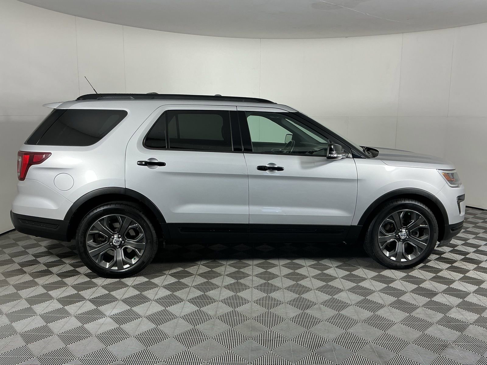 Used 2018 Ford Explorer Sport w/ Equipment Group 401A image 8