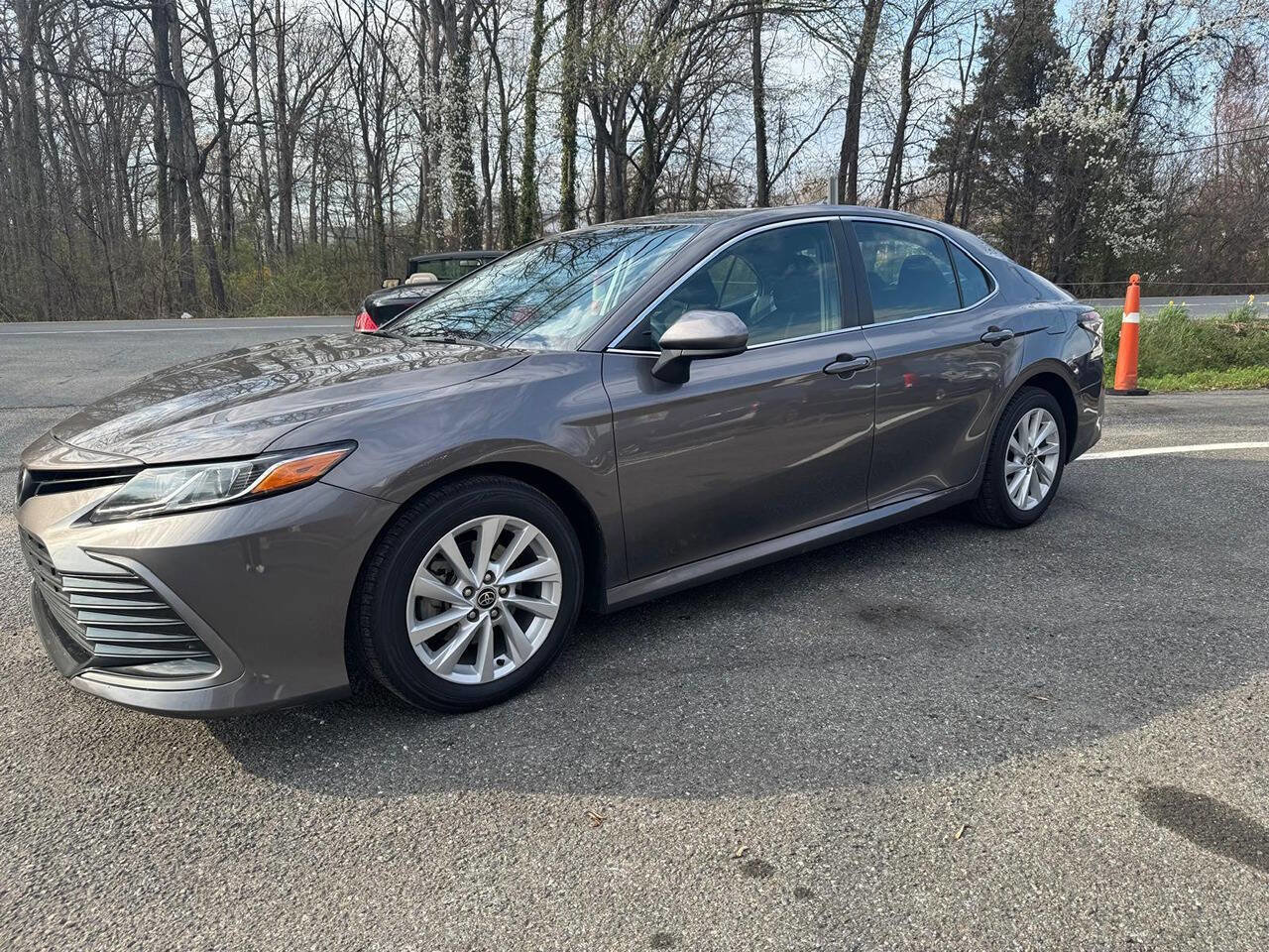 Used 2022 Toyota Camry LE image 3