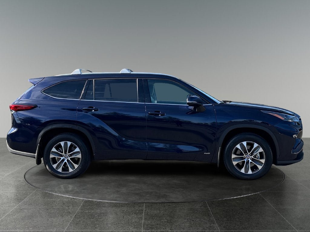 Used 2022 Toyota Highlander XLE AWD/4WD image 11