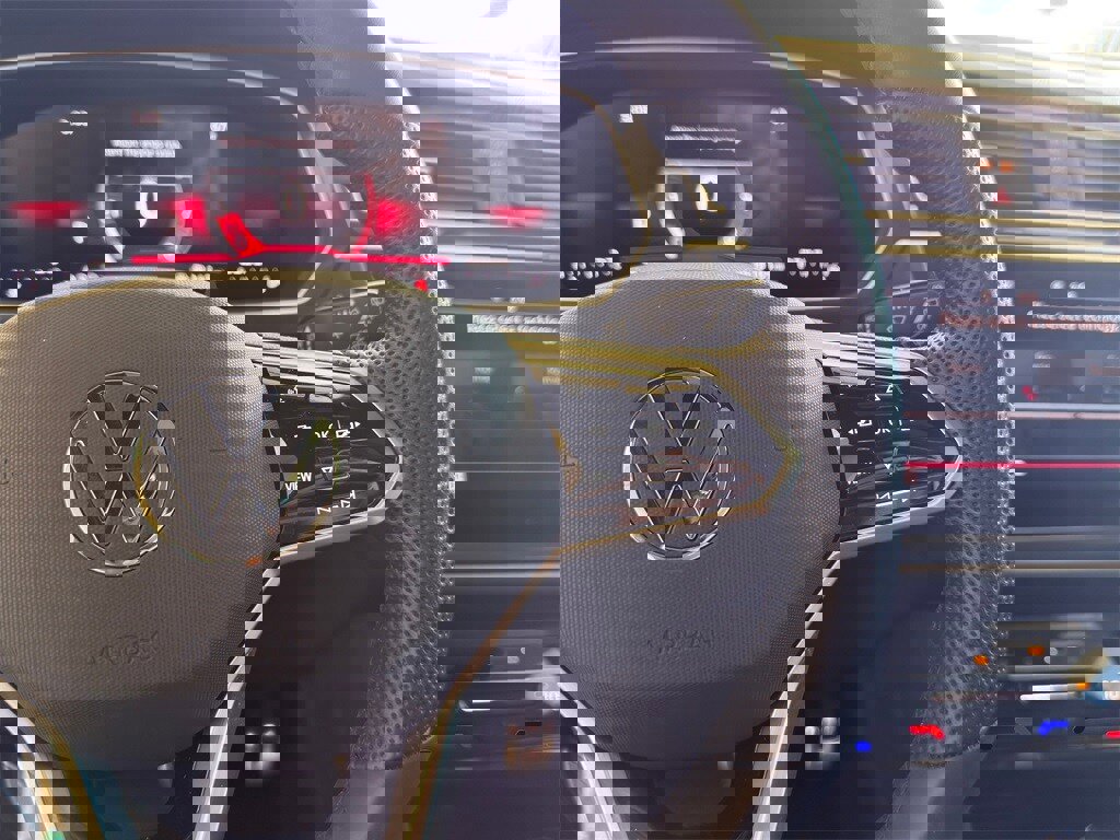 Used 2024 Volkswagen Tiguan SE R-Line image 11