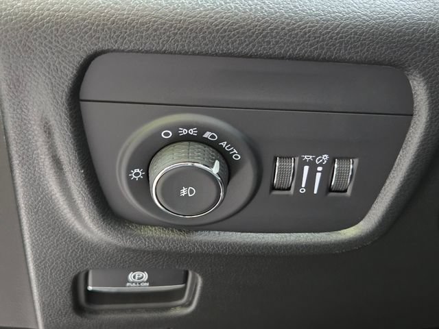 Used 2025 Jeep Grand Cherokee Limited RWD image 13
