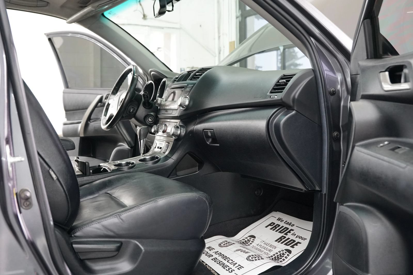 Used 2012 Toyota Highlander SE w/ Tow Pkg FWD image 36