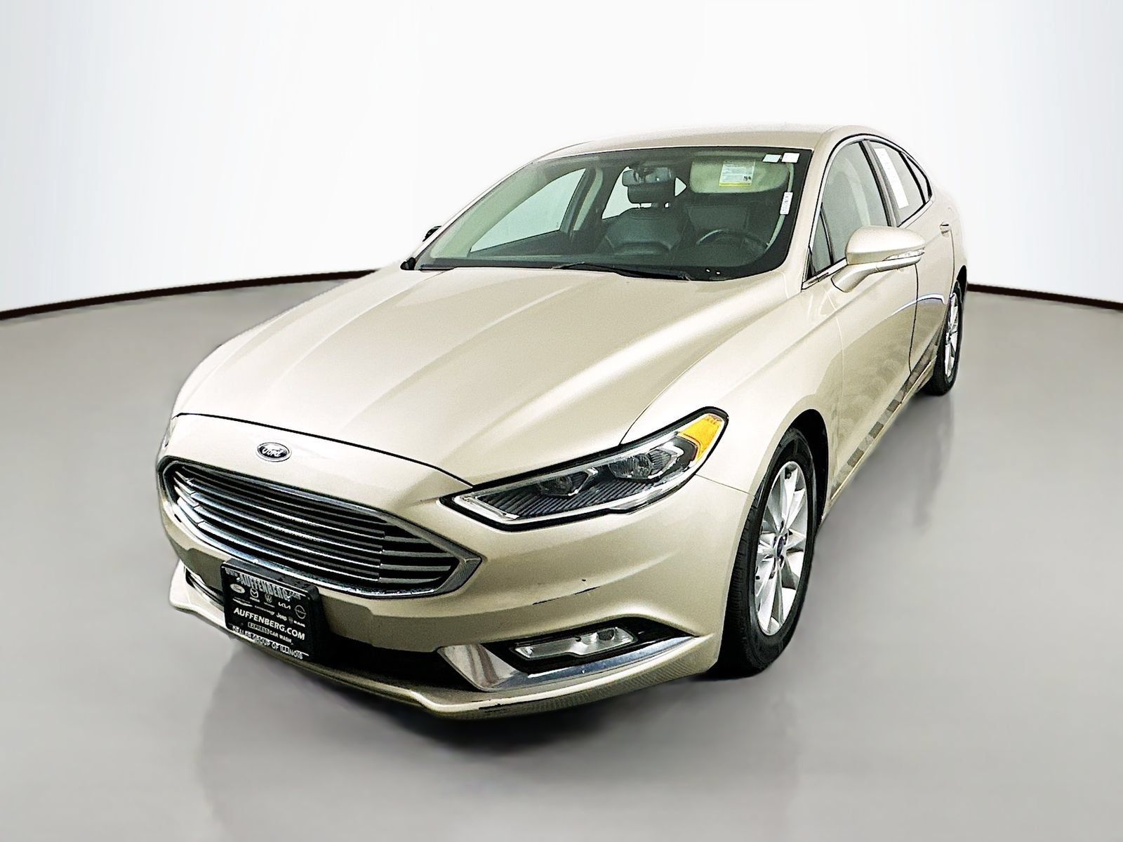 Used 2017 Ford Fusion SE w/ Fusion SE Technology Package FWD image 3