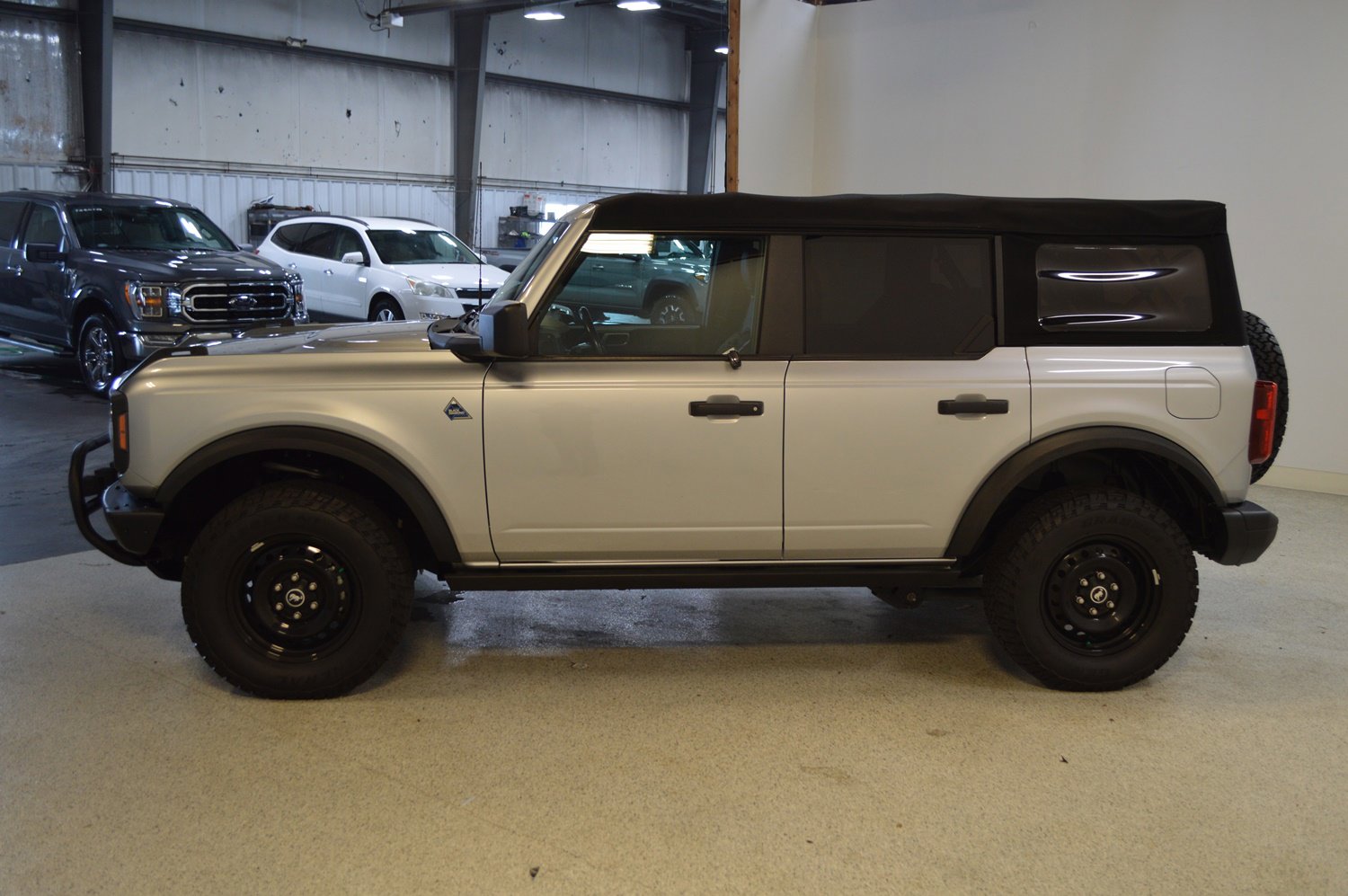 Used 2021 Ford Bronco Black Diamond image 6