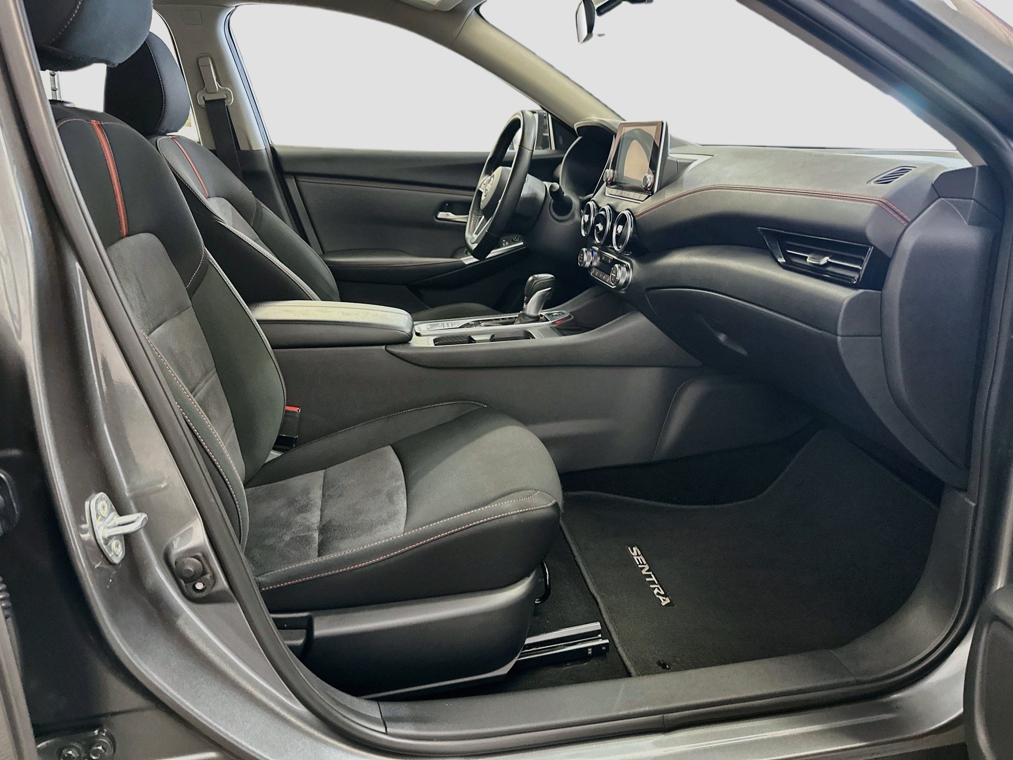Used 2025 Nissan Sentra SR FWD image 31