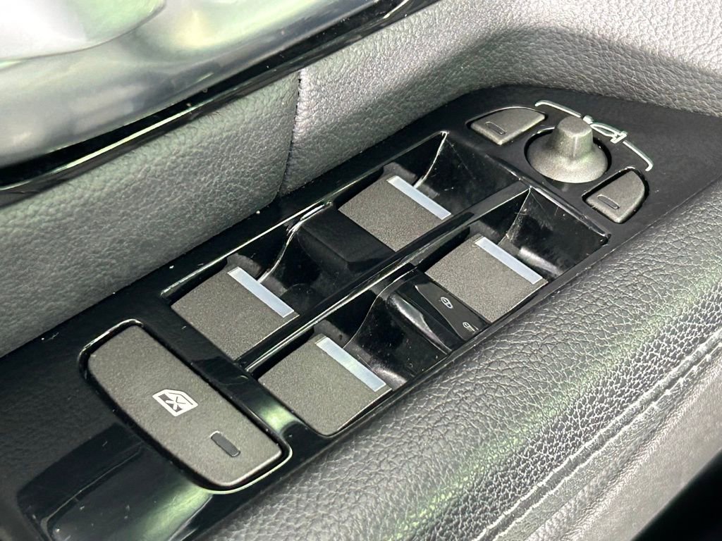 Used 2017 Land Rover Range Rover Evoque SE Premium image 37