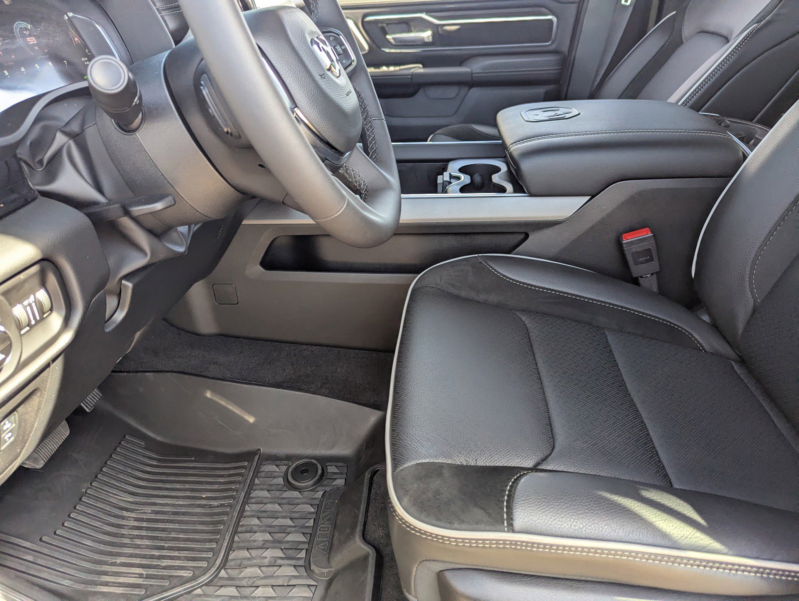 Used 2026 RAM 1500 Laramie w/ Night Edition image 28