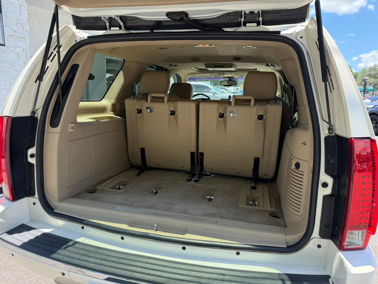 Used 2011 Cadillac Escalade Premium AWD/4WD image 17