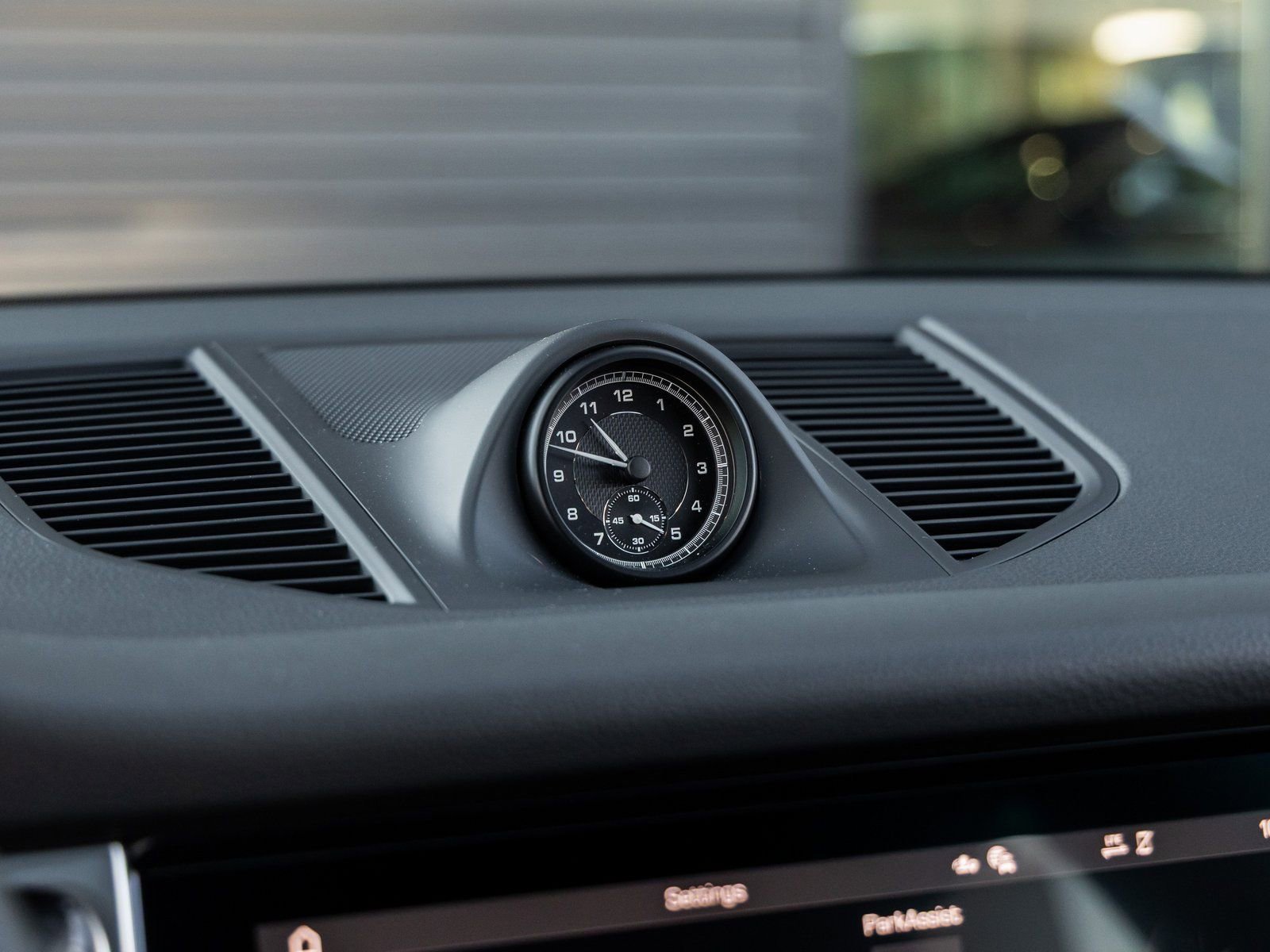 Certified 2025 Porsche Macan image 30
