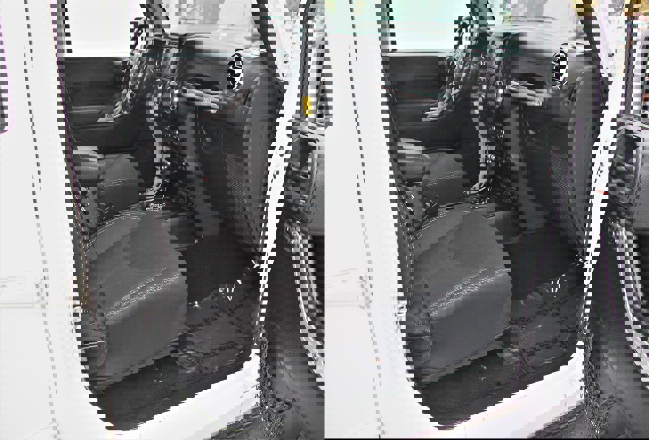 Used 2018 Jeep Wrangler Unlimited Sahara w/ Connectivity Group image 31