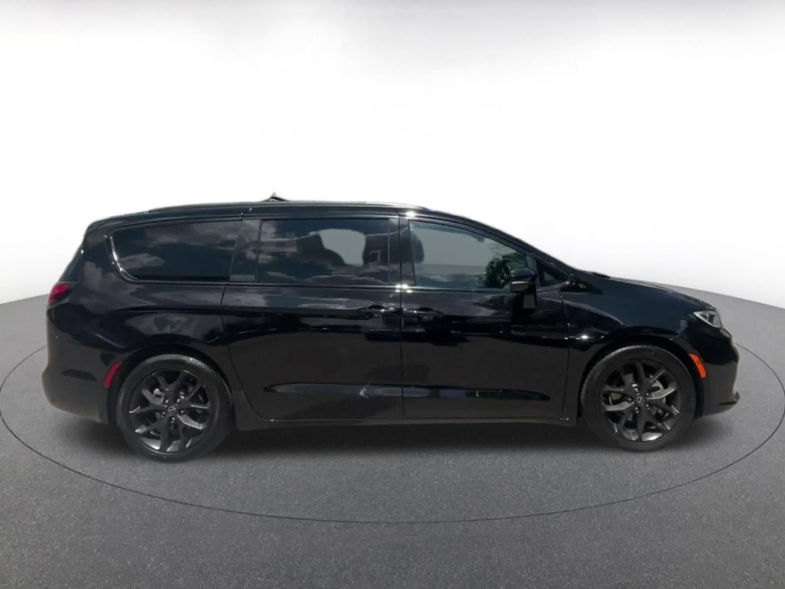 Used 2025 Chrysler Pacifica Limited FWD image 15