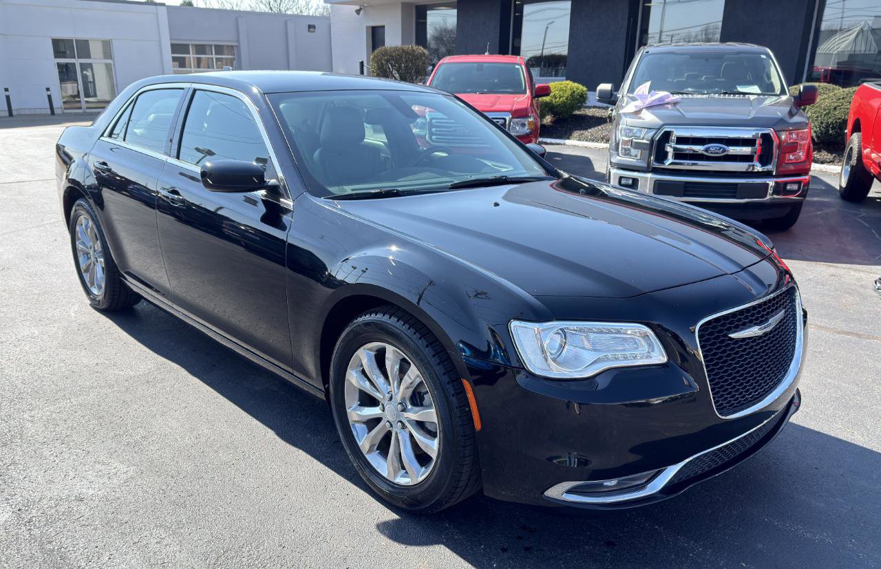 Used 2015 Chrysler 300 Limited w/ Driver Convenience Group image 3