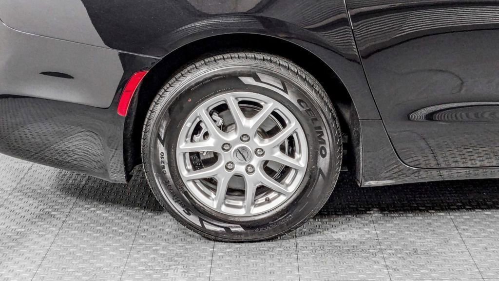 Used 2024 Chrysler Pacifica Touring-L image 10