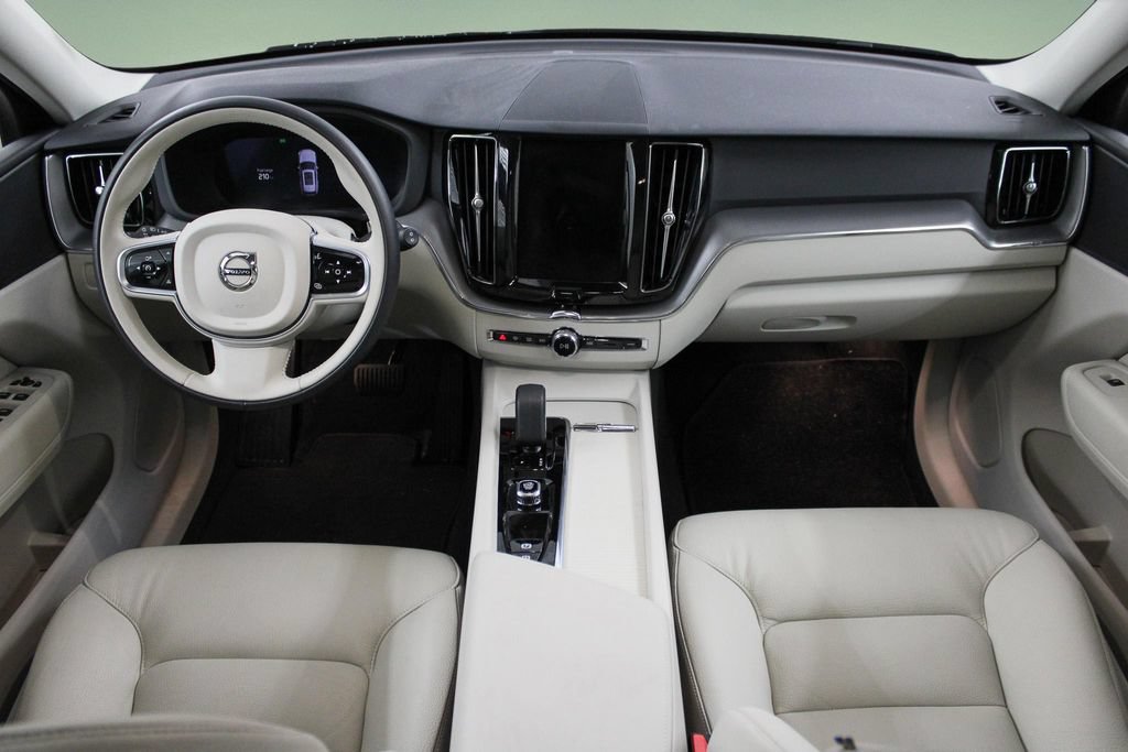 Used 2025 Volvo XC60 B5 Plus w/ Protection Package Premier AWD/4WD image 19