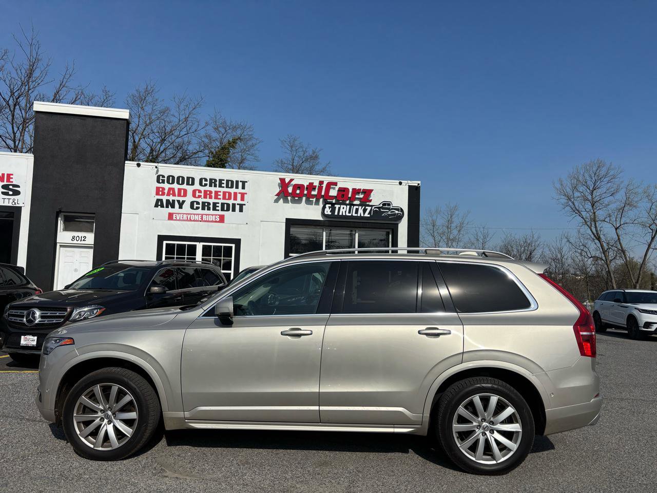 Used 2016 Volvo XC90 T6 Momentum w/ Momentum Plus Package image 1