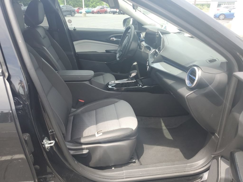 Used 2025 Chevrolet Trax LT w/ LT Convenience Package FWD image 11