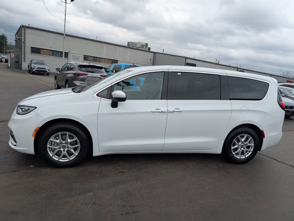 Used 2023 Chrysler Pacifica Touring-L FWD image 3