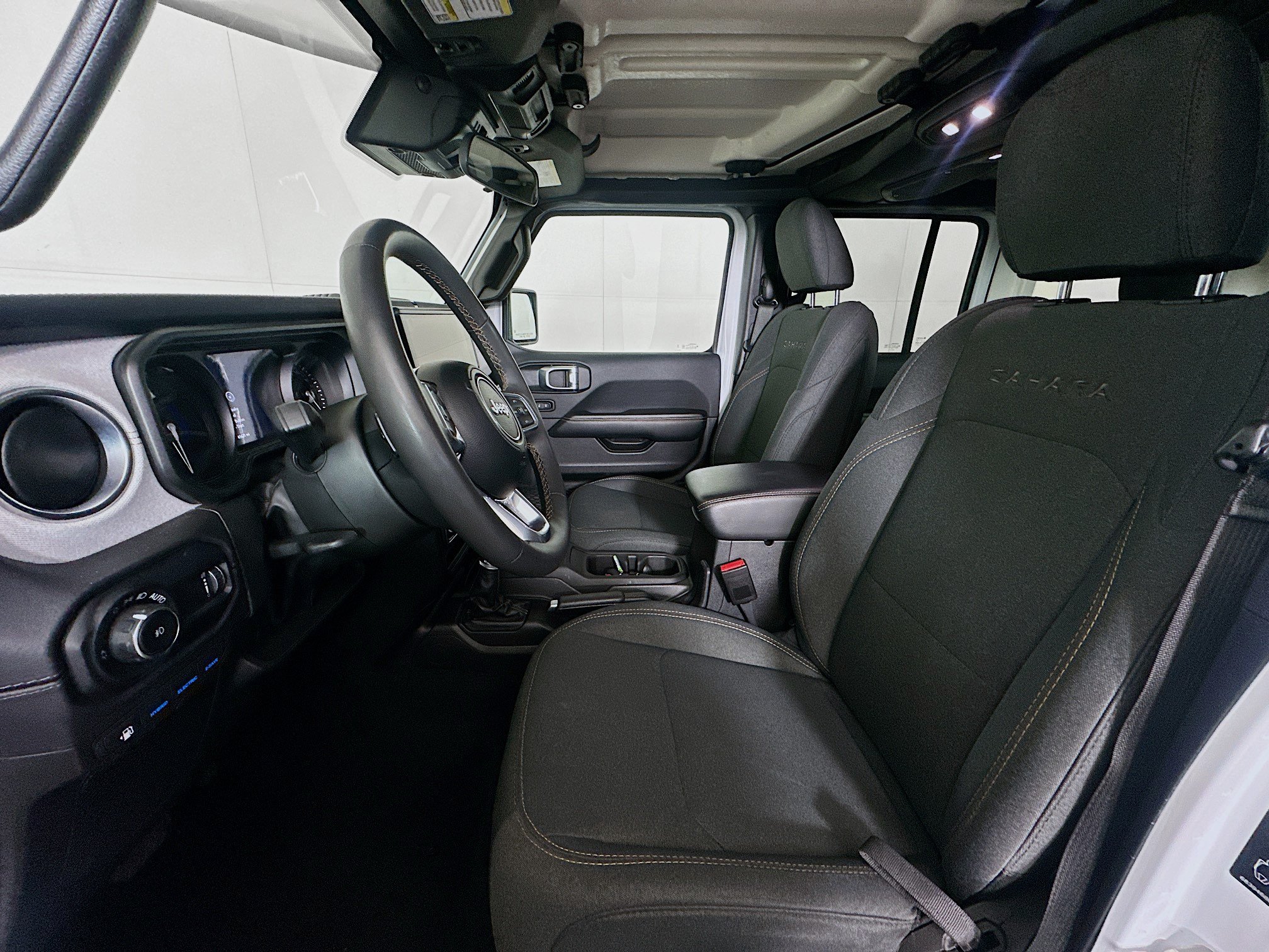 Used 2024 Jeep Wrangler Unlimited Sahara AWD/4WD image 13