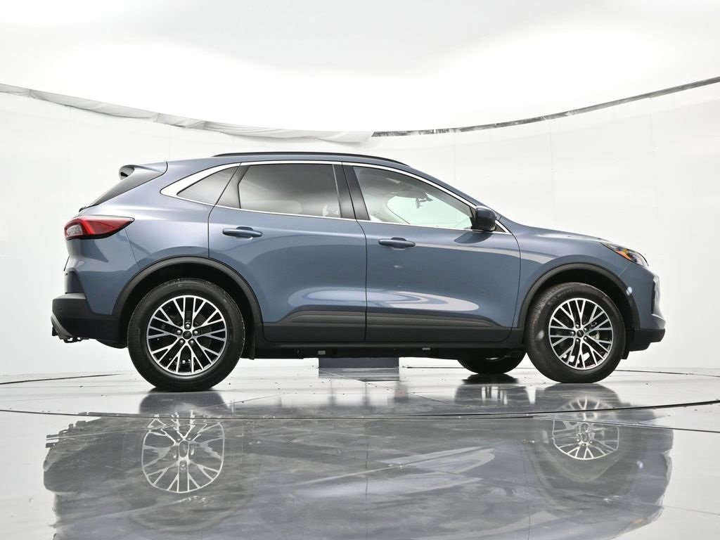 Certified 2025 Ford Escape SE w/ Class II Trailer Tow Package image 39