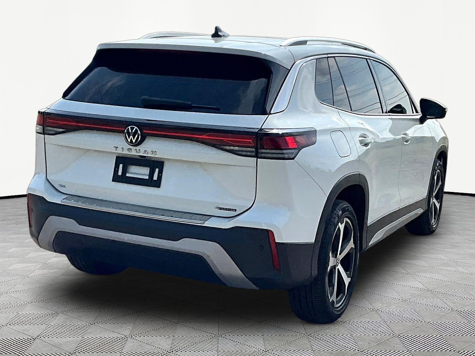 Used 2025 Volkswagen Tiguan SE w/ Panoramic Sunroof Package AWD/4WD image 13