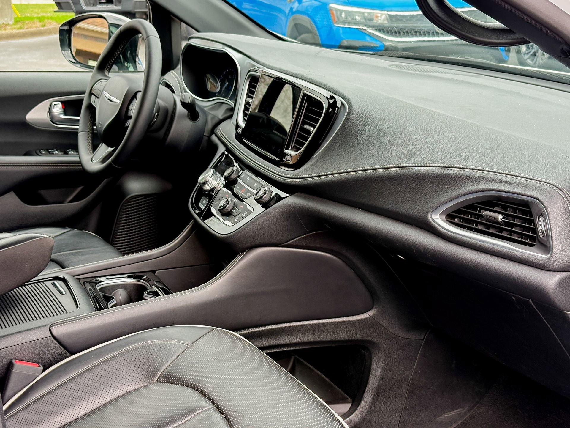 Used 2025 Chrysler Pacifica Limited image 15