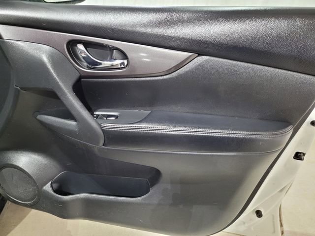 Used 2016 Nissan Rogue SV image 42