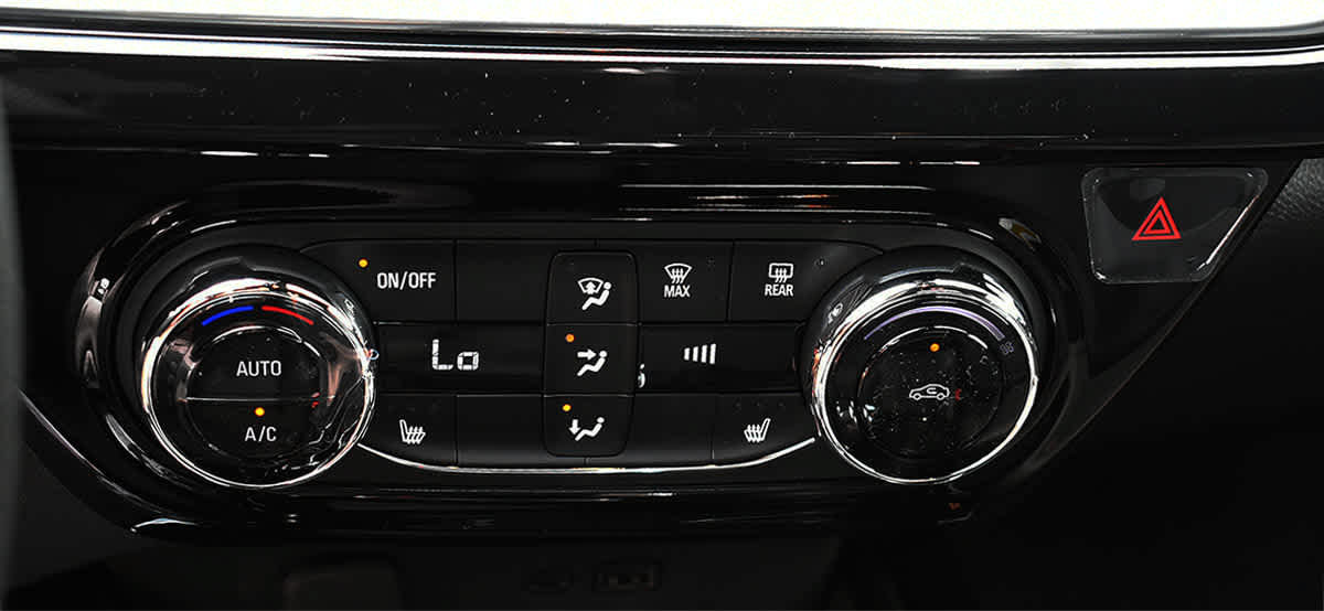 Used 2025 Chevrolet Trax RS w/ Driver Confidence Package FWD image 19