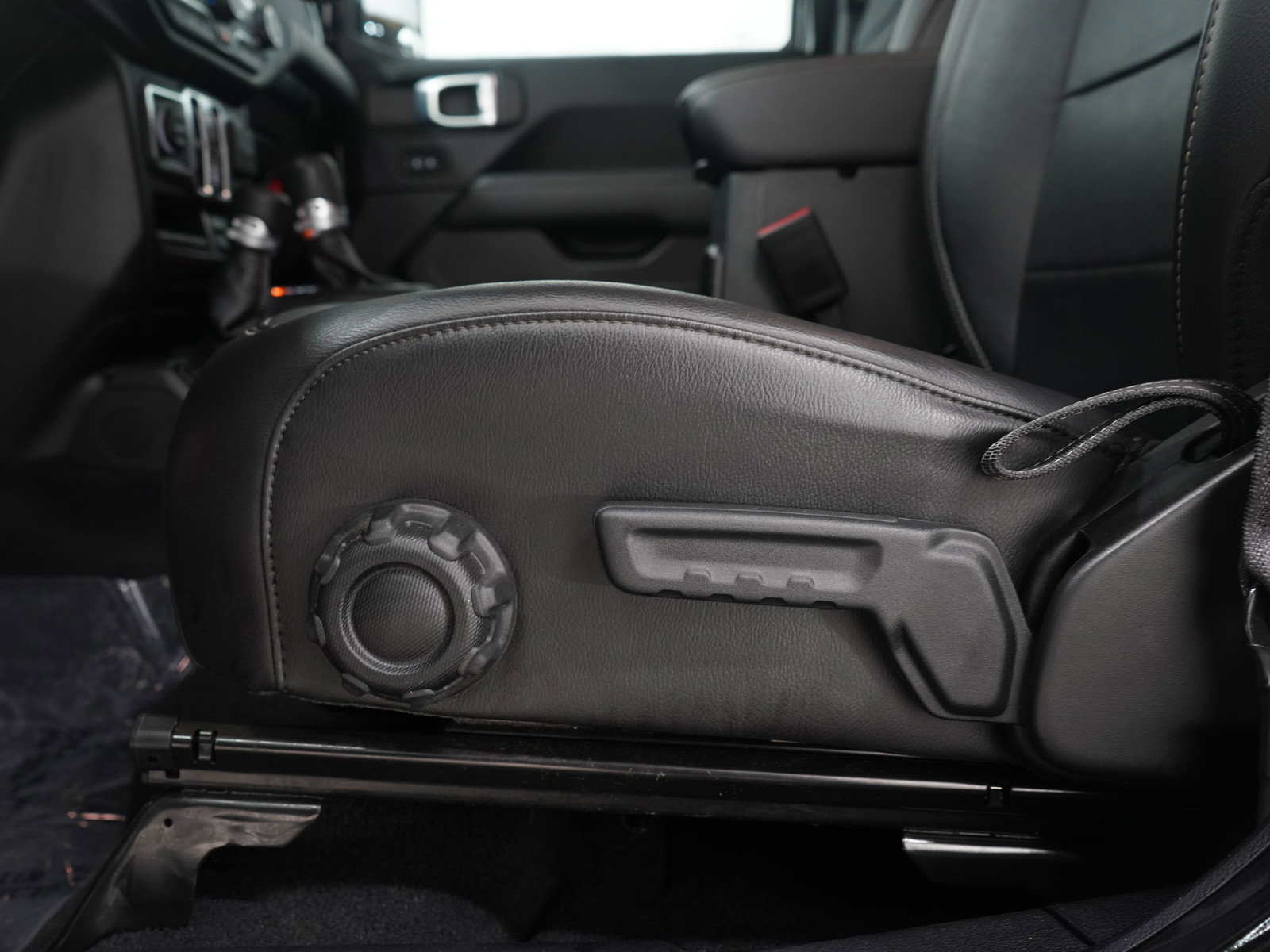 Used 2023 Jeep Wrangler Sahara w/ Cold Weather Group image 20