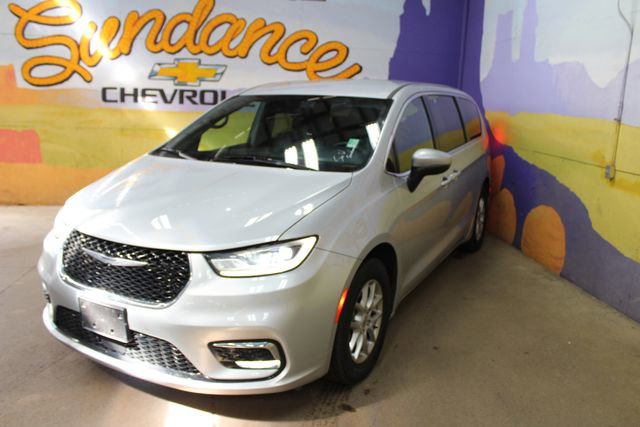 Used 2023 Chrysler Pacifica Touring FWD image 4