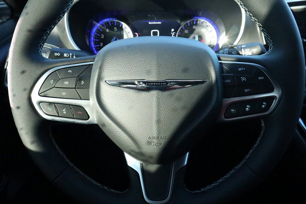 New 2026 Chrysler Pacifica Select image 3