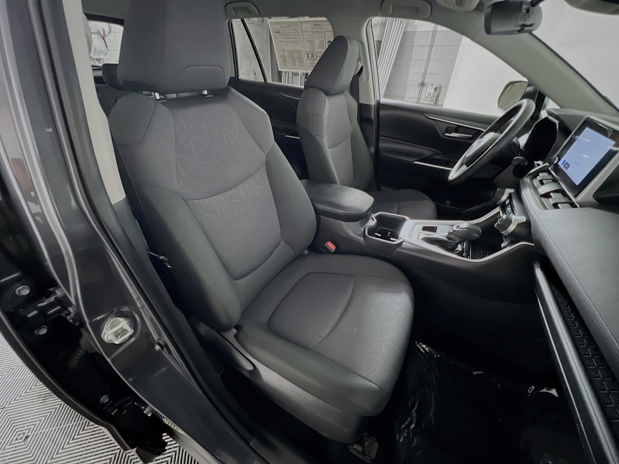 Used 2025 Toyota RAV4 XLE image 31