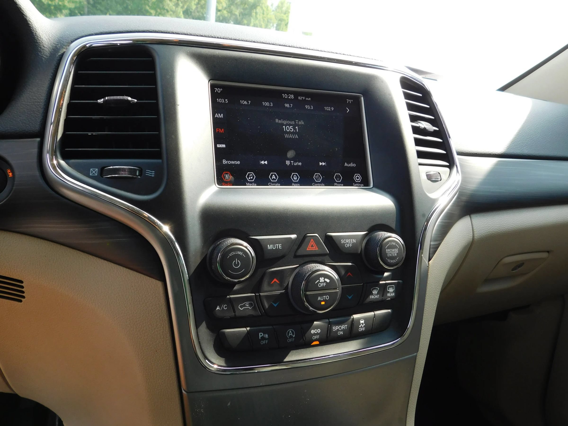 Used 2021 Jeep Grand Cherokee Laredo AWD/4WD image 20