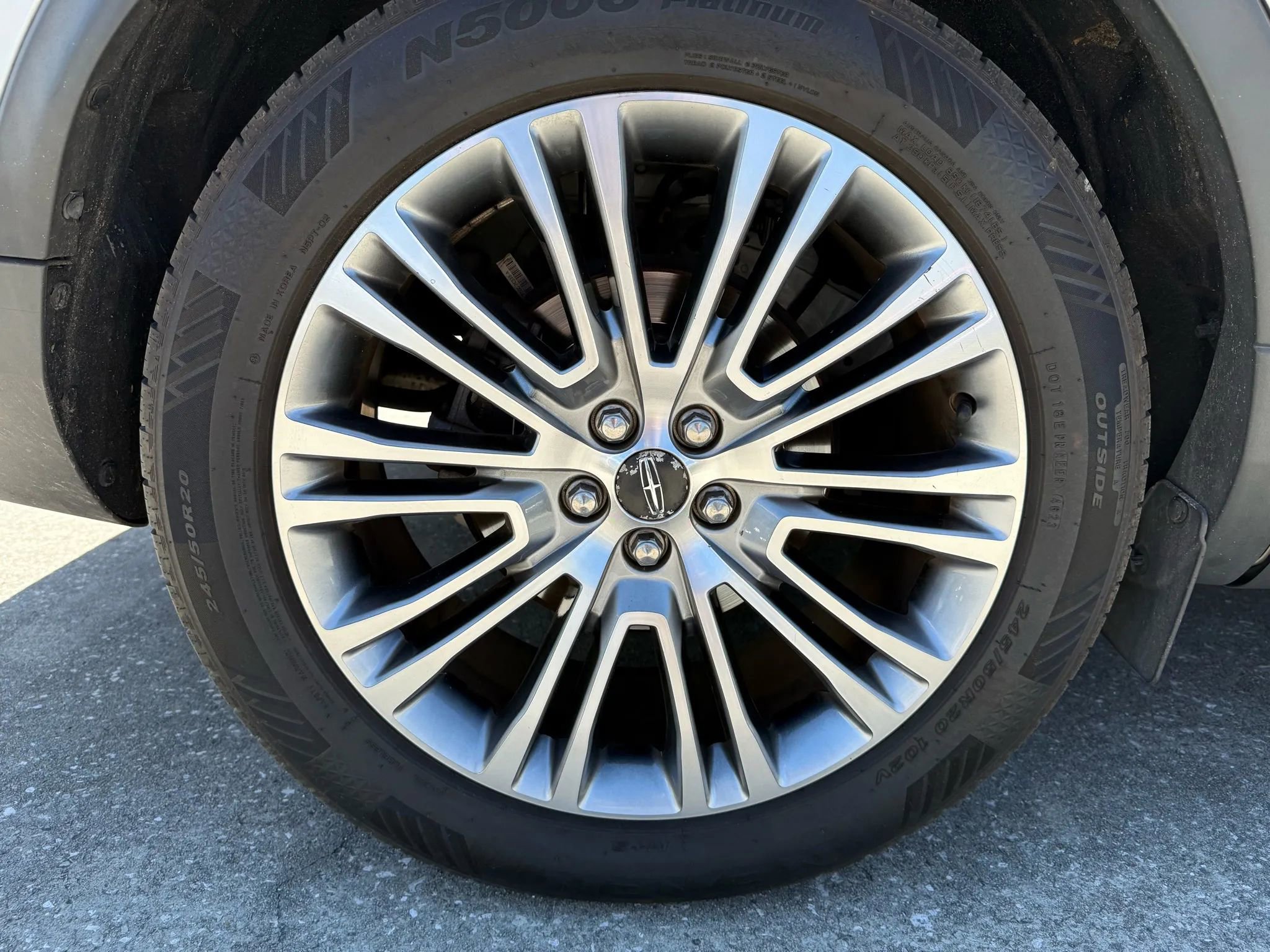 Used 2017 Lincoln MKX Reserve w/ Enhanced Security Package image 9