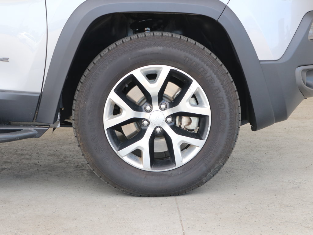 Used 2018 Jeep Cherokee Trailhawk AWD/4WD image 51