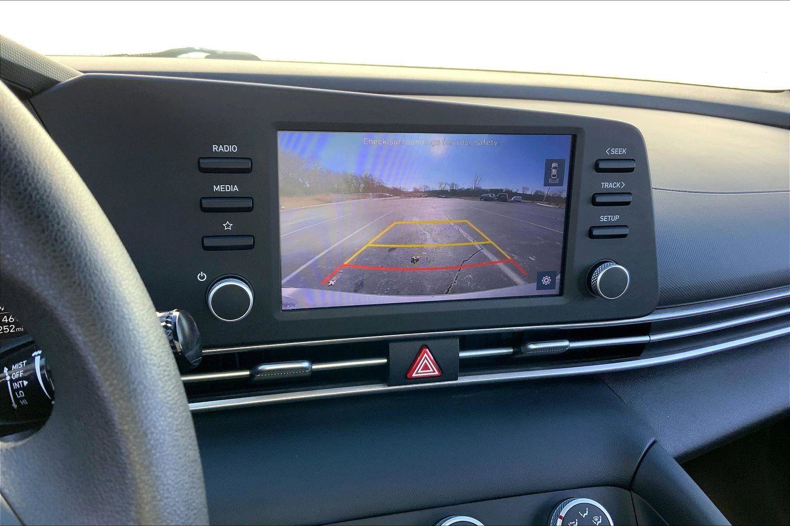 Used 2022 Hyundai Elantra SE w/ Cargo Package image 18