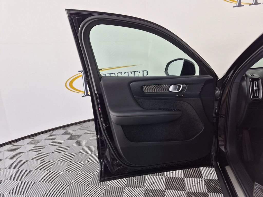 Used 2023 Volvo XC40 B5 Plus AWD/4WD image 13