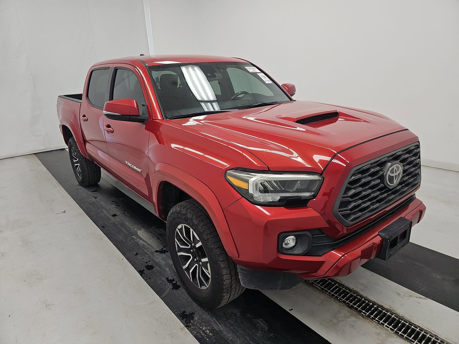 Used 2020 Toyota Tacoma TRD Sport w/ Technology Package RWD image 3