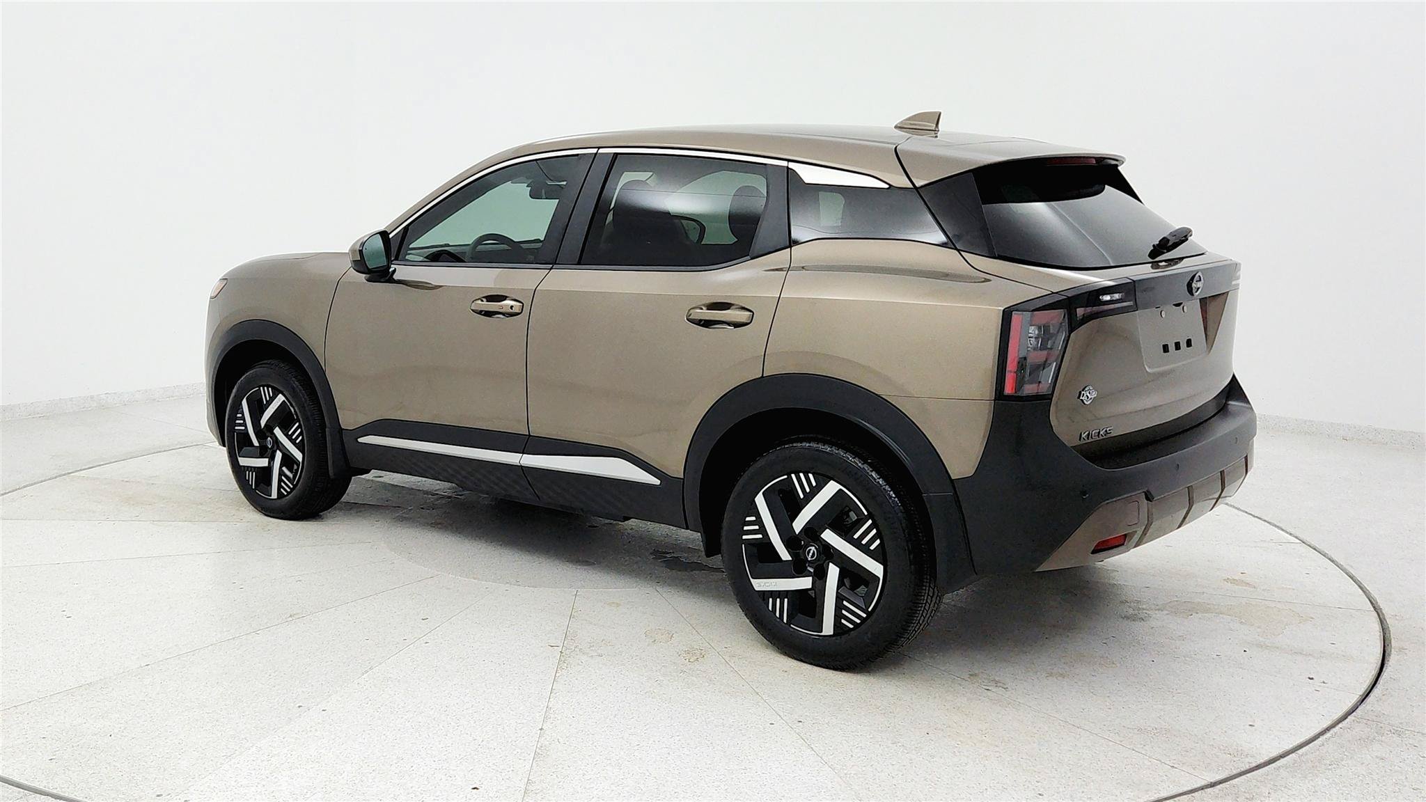 Used 2025 Nissan Kicks SV w/ Charging Package FWD image 3