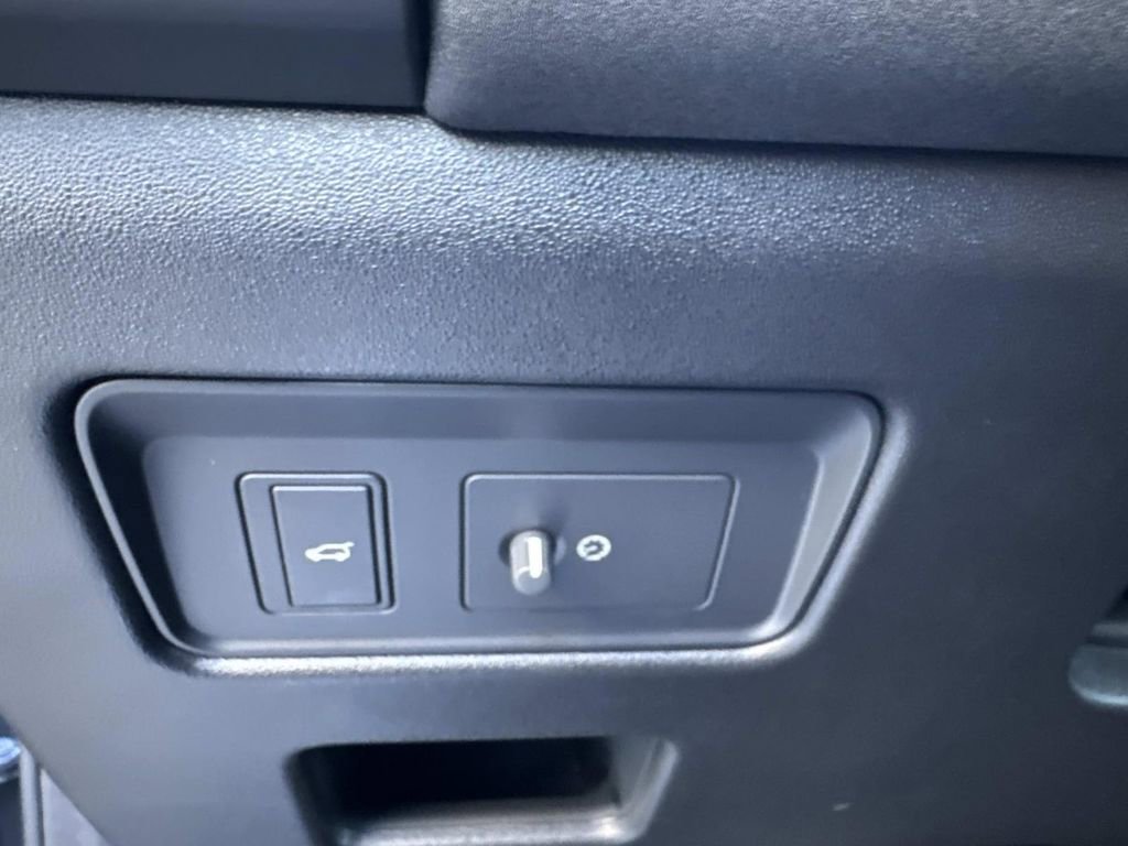 Used 2025 Land Rover Discovery S image 28