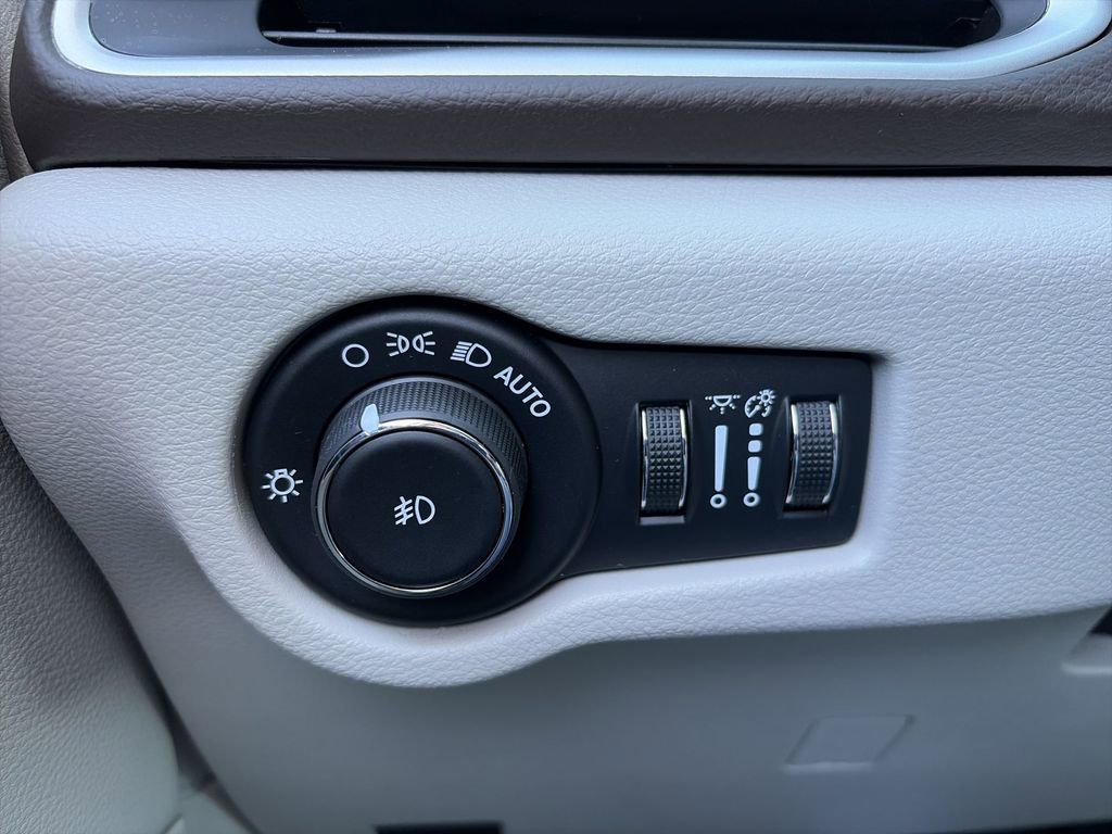 Used 2020 Chrysler Pacifica Touring-L image 23