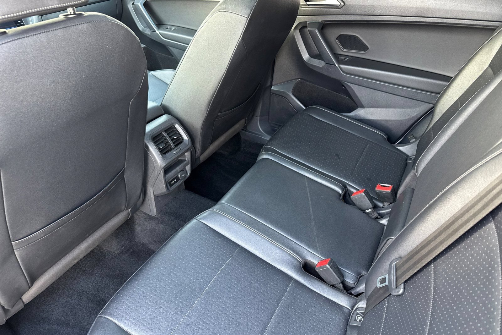Used 2020 Volkswagen Tiguan SEL FWD image 12