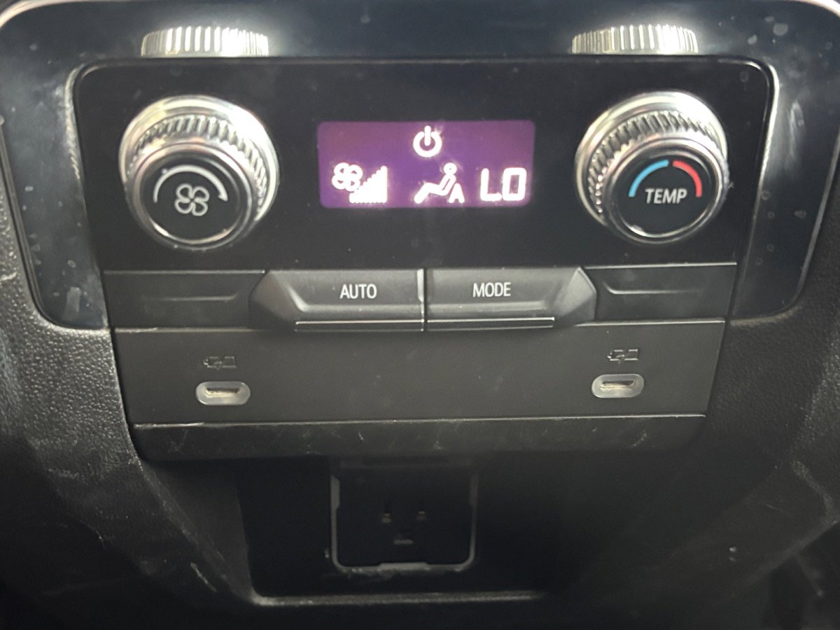 Used 2021 GMC Yukon XL SLE image 31
