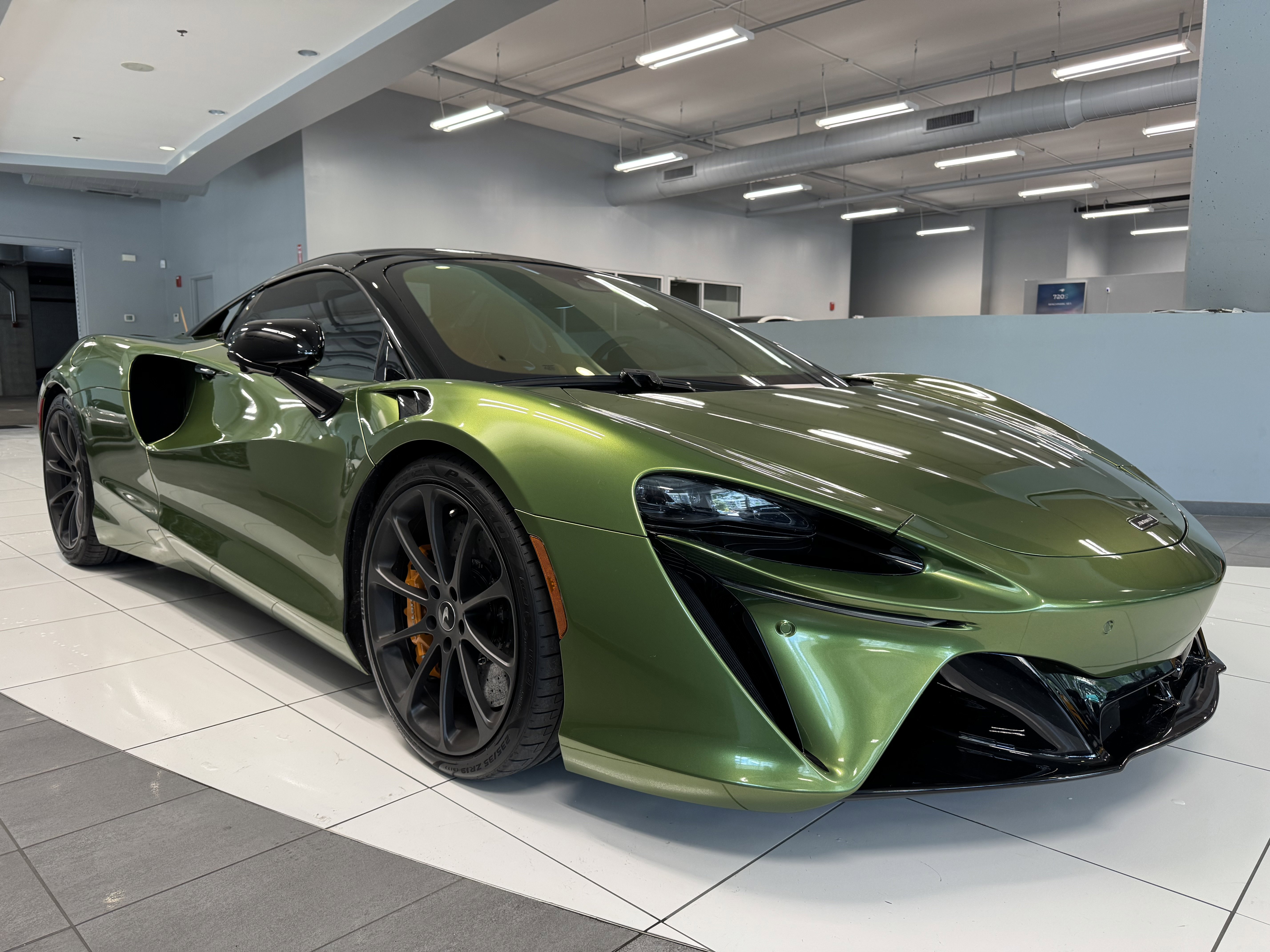 Used 2025 McLaren Artura Spider image 7