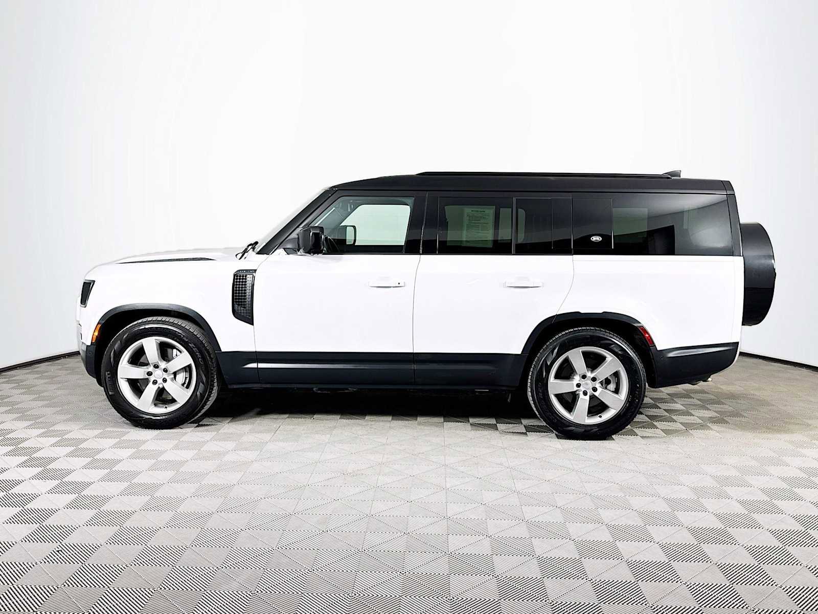 Used 2023 Land Rover Defender 130 SE image 8