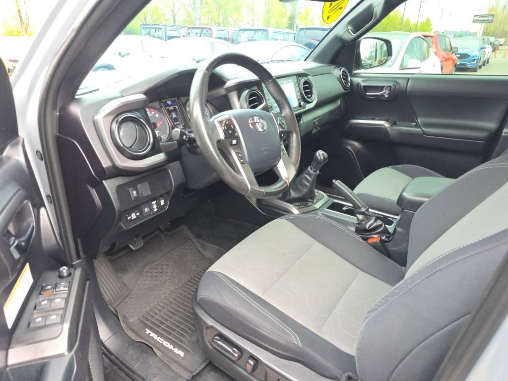 Used 2020 Toyota Tacoma TRD Off-Road w/ Technology Package image 13